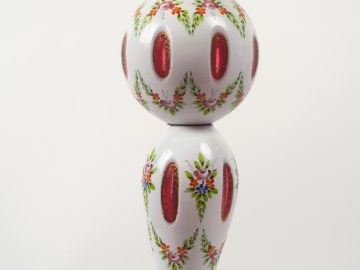 Grand candélabre en verre Overlay, à décor de guirlande de fleurs, écl