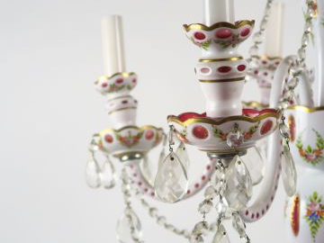 Grand candélabre en verre Overlay, à décor de guirlande de fleurs, écl