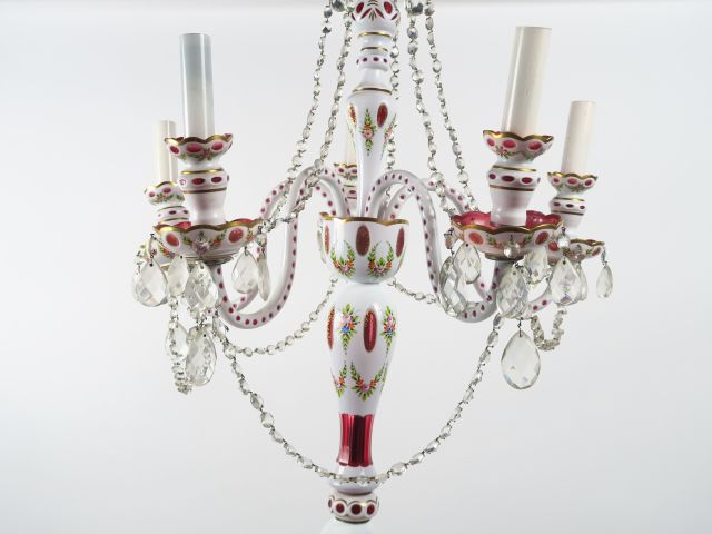 Grand candélabre en verre Overlay, à décor de guirlande de fleurs, écl