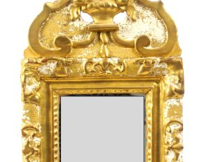 Miroir XIXème en bois et stuc doré, fronton ajoué à décor de coquille.