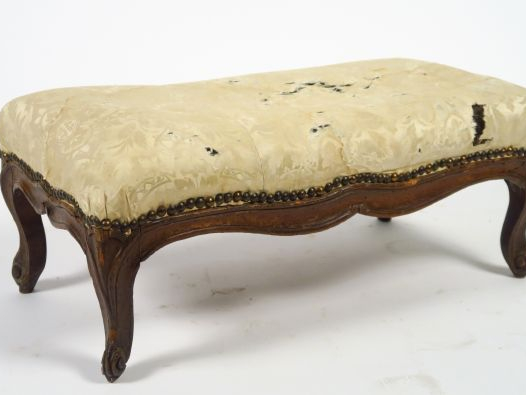 Tabouret de pied Louis XV en bois naturel mouluré (état moyen). Dim. :