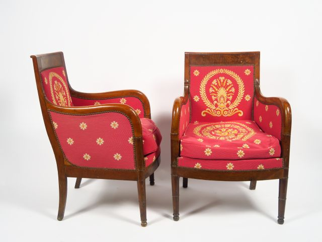 Salon Empire en noyer comprenant : une paire de bergères, six fauteuil