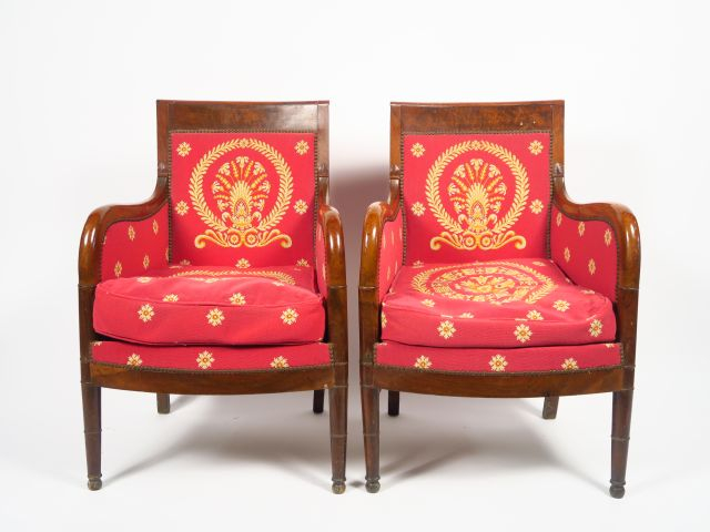Salon Empire en noyer comprenant : une paire de bergères, six fauteuil