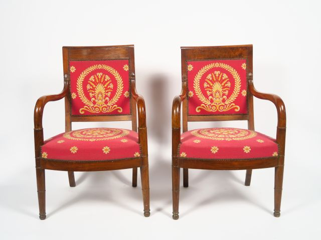 Salon Empire en noyer comprenant : une paire de bergères, six fauteuil