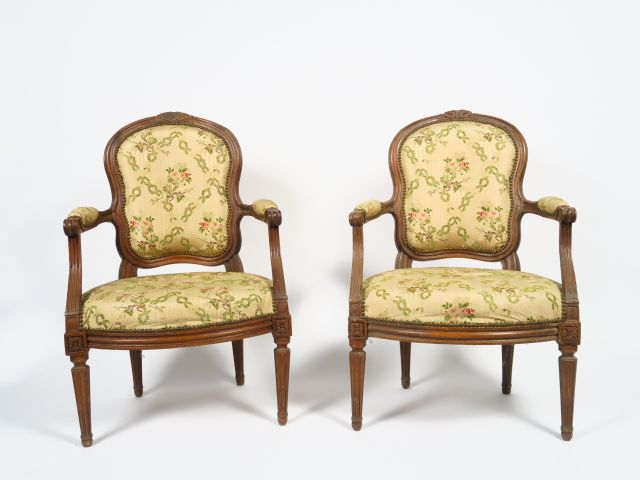 Suite de 4 fauteuils Transition Louis XV - Louis XVI, en bois naturel 
