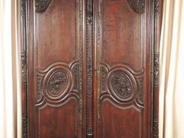 	Armoire normande de style Louis XVI en chêne mouluré et sculpté à déc