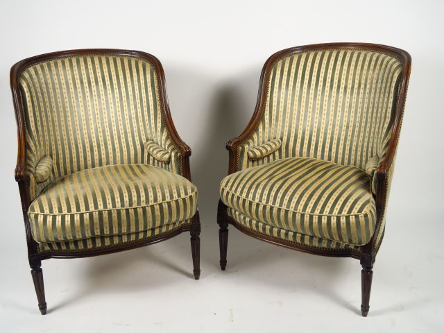 Paire de bergères gondole de style Louis XVI en bois naturel mouluré, 