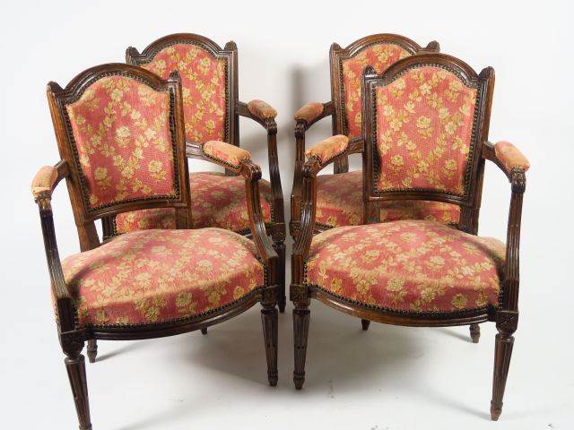 Suite de 4 fauteuils cabriolet Louis XVI en bois naturel, mouluré et s