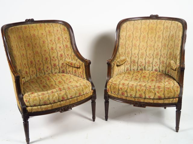 Paire de bergères gondole de style Louis XVI en bois naturel mouluré e