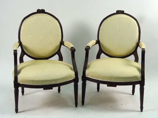 Paire de fauteuils à dossier médaillon de style Louis XVI, garniture d