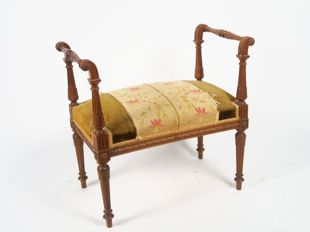 Petite banquette 1900 en noyer mouluré et sculpté à décor de balustres