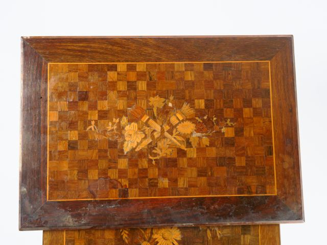 Suite de quatre tables gigognes XIXème en marqueterie Dim. 73,5 x 39 x