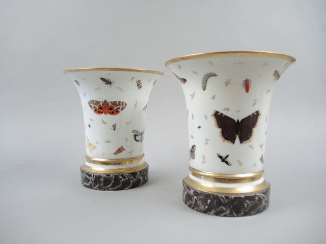 	Paire de cache-pots cornet XIX ème en porcelaine de Locré, à décor d’