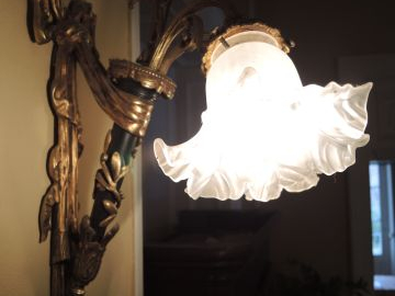 Suite de quatre appliques doubles de style Louis XVI en bronze doré, à