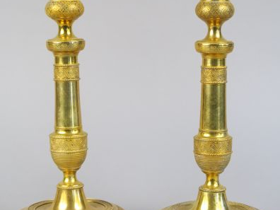 Paire de bougeoirs en laiton, à décor gravé