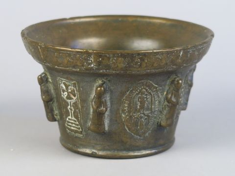 	Mortier  de style Haute Epoque en bronze, à décor de personnages en h