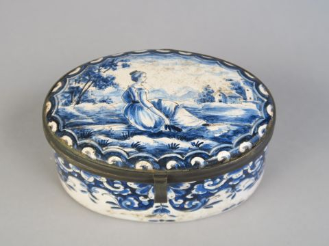 	Boite ovale en faïence de Delft, à décor de jeune femme sur fond de p