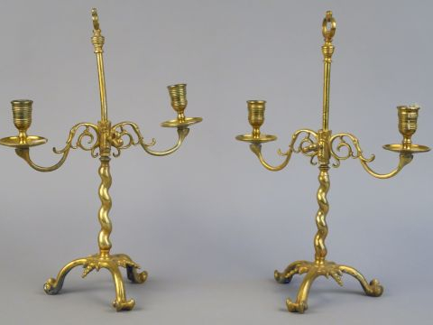 	Paire de candélabres en bronze, éclairant à deux lumières, piètement 