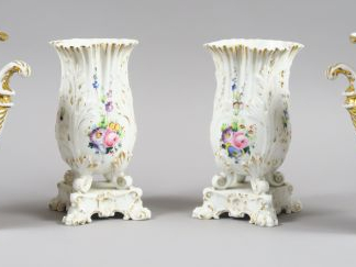 Deux paires de vases en porcelaine XIX ème à décor de fleurs polychrom