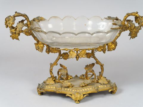 Coupe montée Napoléon III en cristal et métal doré, monture à décor de