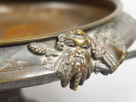 BARBEDIENNE (attribuée à). Coupe en bronze à patine brune, à décor de 