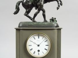 Pendule borne en marbre gris, mouvement pas Gillion à Orléans, surmont