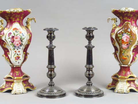 	Paire de bougeoirs en métal argenté 	Paire de vases Restauration en p