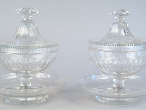 Paire de drageoirs en cristal avec leurs présentoirs