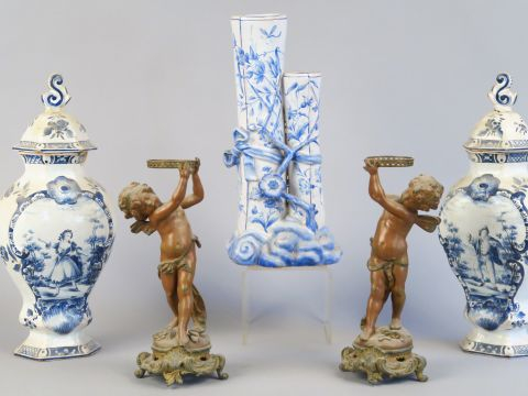 Paire de potiches couvertes en faïence de Delft, à décor de personnage