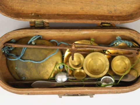 Lampe à pétrole en métal Mortier à ailettes  Trébuchet ( incomplet )