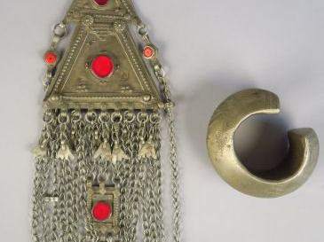 Bijoux berbère en métal ou argent bas-titre et verre  Bracelet d’escla