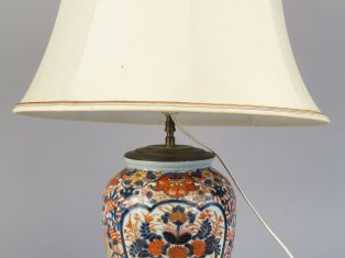 	Vase en porcelaine polychrome d’Imari XIXème, monté en lampe