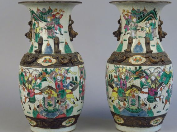 Paire de vases XIX ème en céramique polychrome de Nankin H. : 35 cm