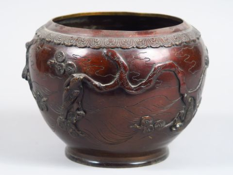 	Vase Extrême-Orient en bronze à décor d’oiseaux branchés.  	H. : 19 c
