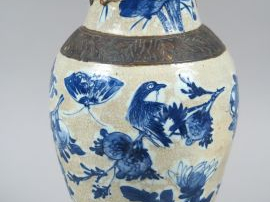 Vase en céramique de Nankin, décor en camaïeu bleu sur fond craquelé