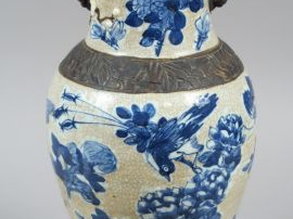 Vase en céramique de Nankin, décor en camaïeu bleu sur fond craquelé