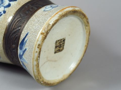 Vase en céramique de Nankin, décor en camaïeu bleu sur fond craquelé