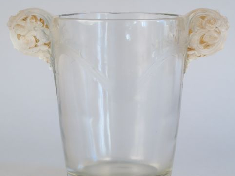 	R. LALIQUE. Vase à anses, à décor de fleurs. Signé (accident)