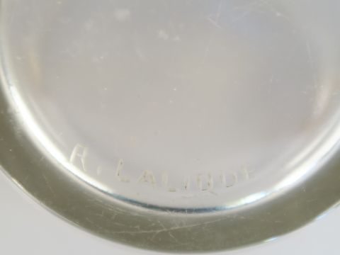 	R. LALIQUE. Vase à anses, à décor de fleurs. Signé (accident)