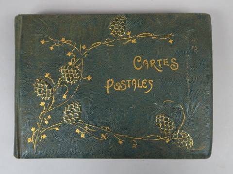 8 albums de cartes postales et un album de gravures