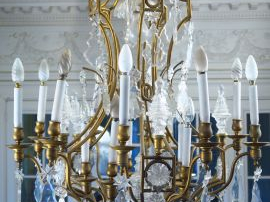 Vente aux enchères Grand lustre à pampilles de style Louis XV en bronze et cristal, éclai
