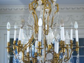 Grand lustre à pampilles de style Louis XV en bronze et cristal, éclai