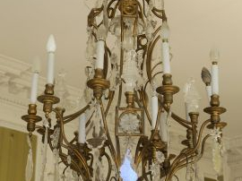 Grand lustre à pampilles de style Louis XV en bronze et cristal, éclai