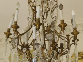 Grand lustre à pampilles de style Louis XV en bronze et cristal, éclai