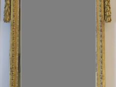 	Grande glace de cheminée Louis XVI en bois sculpté et doré, à décor d