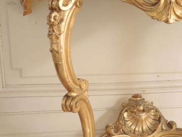 Console de style Louis XV en bois et stuc doré, à décor de palmettes e