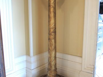 Vente aux enchères Sellette 1900 en bois et stuc doré, à décor de branches d’oliviers et 