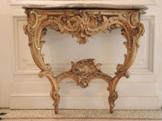 Vente aux enchères Console Louis XV en bois et stuc doré, à décor ajouré de rocailles, de