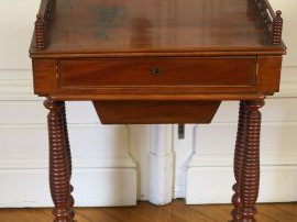 Vente aux enchères Travailleuse Restauration en acajou et placage d’acajou (petits accide