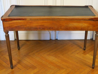 Vente aux enchères Table tric-trac fin XVIII ème en acajou et placage d’acajou, intérieur